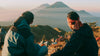 Deux hommes regardant les montagnes