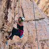 Femme qui escalade un rocher